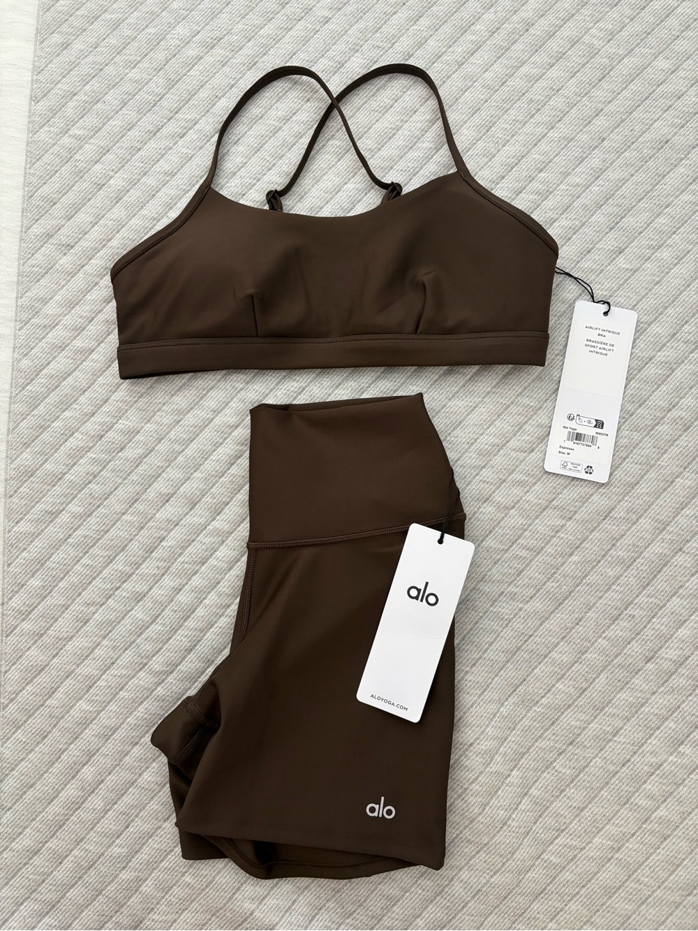 ALO Yoga sell as set airlift intrigue bra size M +airlift energy short size S. - Picture 4 of 5